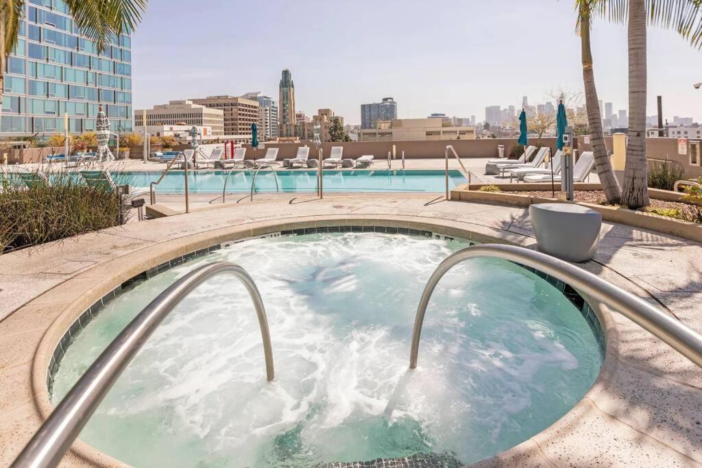 Lovely Upscale High Rise Private Parking & Pool Apartment Los Angeles Exterior foto